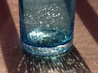 アイスクラックの影が美しい琉球ガラスのグラス