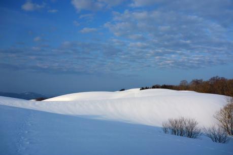 白い丘と羊雲